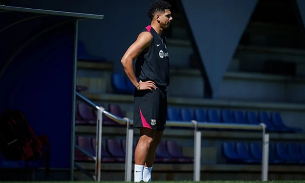 Araujo se une al equipo en la sesión de entrenamiento del domingo