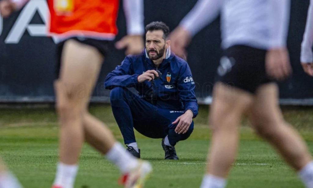 Corberán enfrenta un dilema para formar su equipo ideal