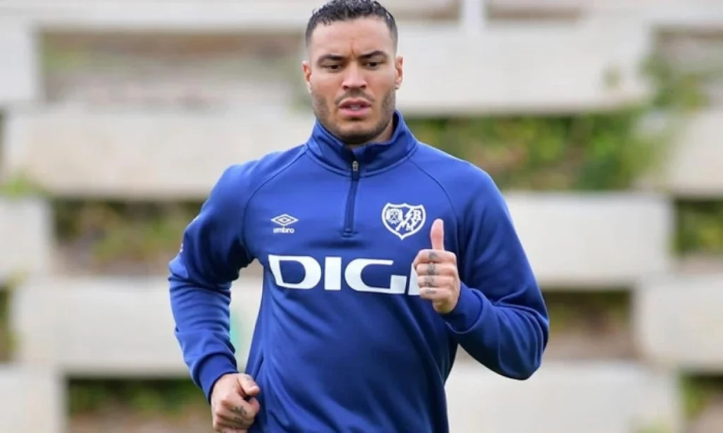 El regreso inesperado que podría cambiarlo todo: Raúl de Tomás se reincorpora al Rayo Vallecano antes del choque contra el Barcelona