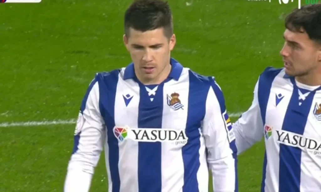 Igor Zubeldia se lesiona en pleno partido y deja en vilo a la Real Sociedad antes del fin de semana