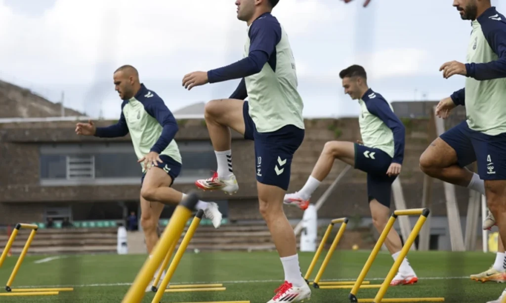 Las Palmas se prepara para el desafío contra el Villarreal con novedades en su plantilla