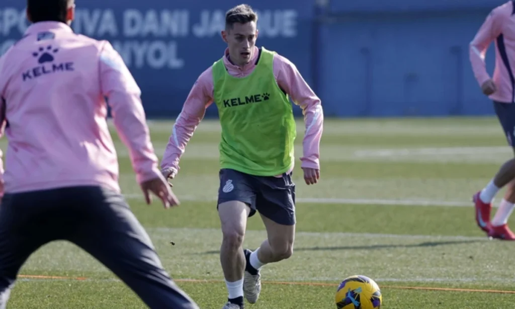 Pol Lozano se une al equipo en su segunda sesión de entrenamiento