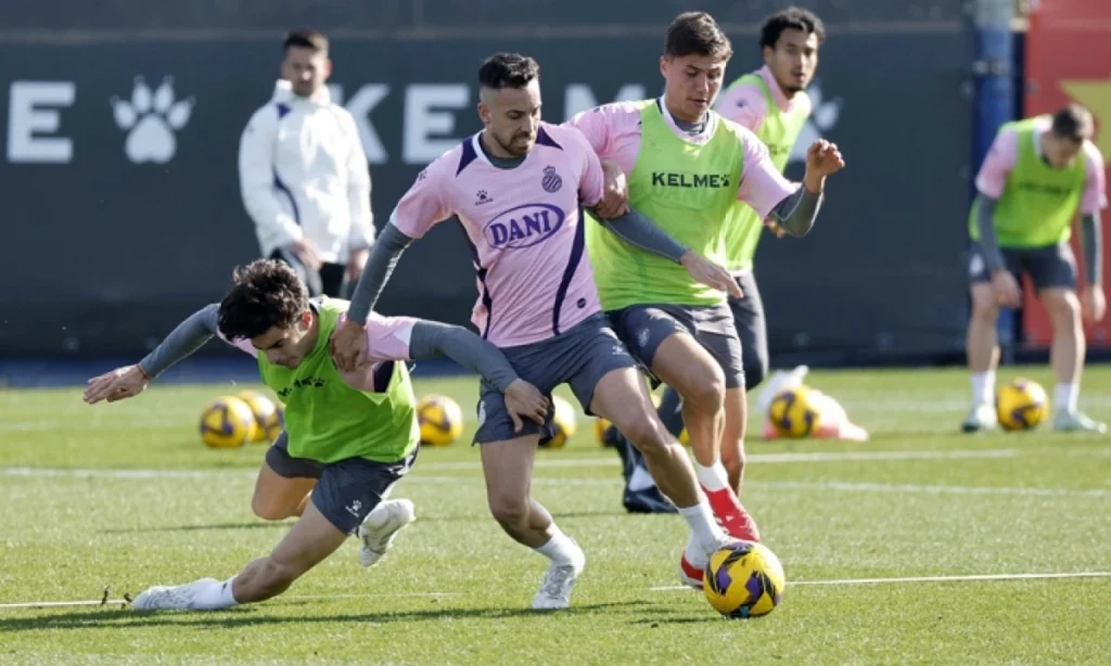 Pol Lozano se une al grupo y sigue en la pugna por jugar