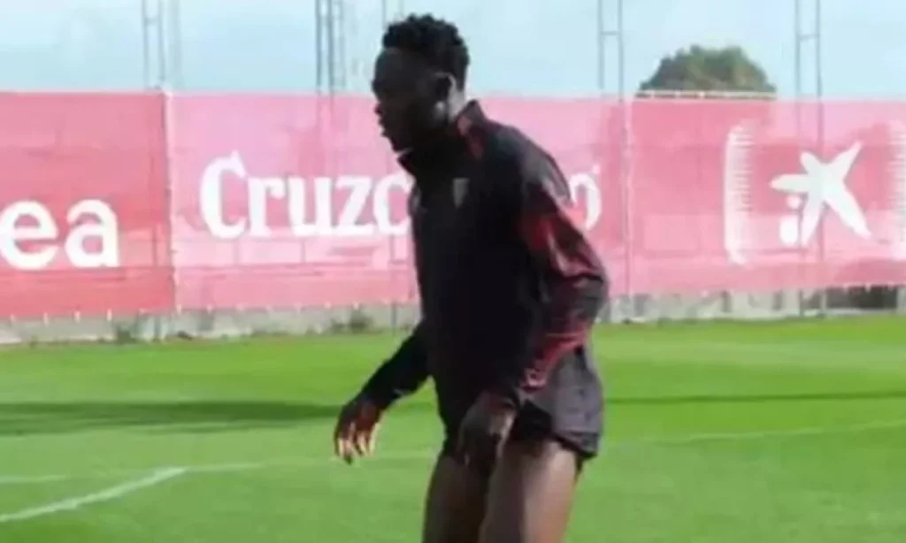 Akor Adams entrena en solitario durante el descanso del Sevilla