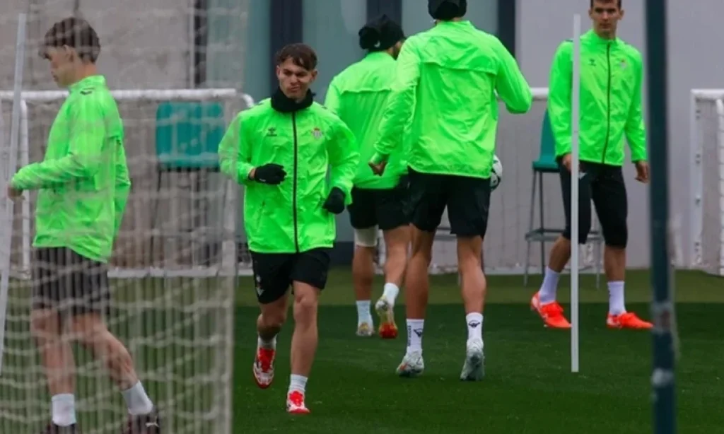 Ángel Ortiz y Abde se unen al equipo mientras Antony y Ricardo cuidan de los jugadores