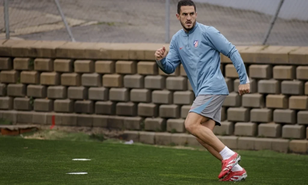 Azpilicueta se une al grupo y Koke empieza a entrenar con el balón