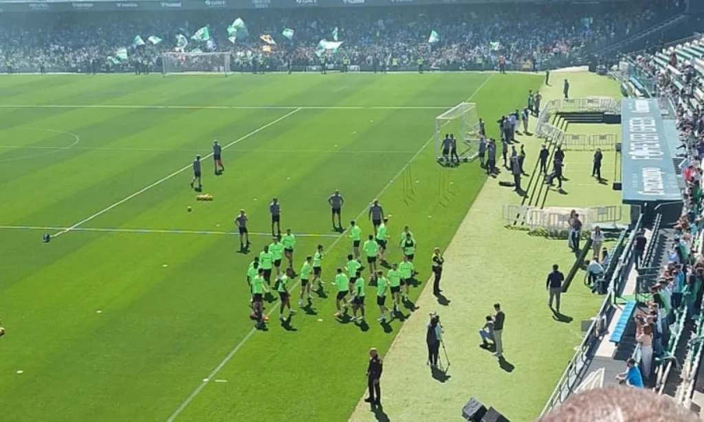 Betis se entrena en el Villamarín con baja de Marc Roca
