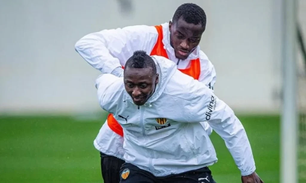 Corberán reafirma la dupla Mosquera-Diakhaby en entrenamiento con mínimas ausencias