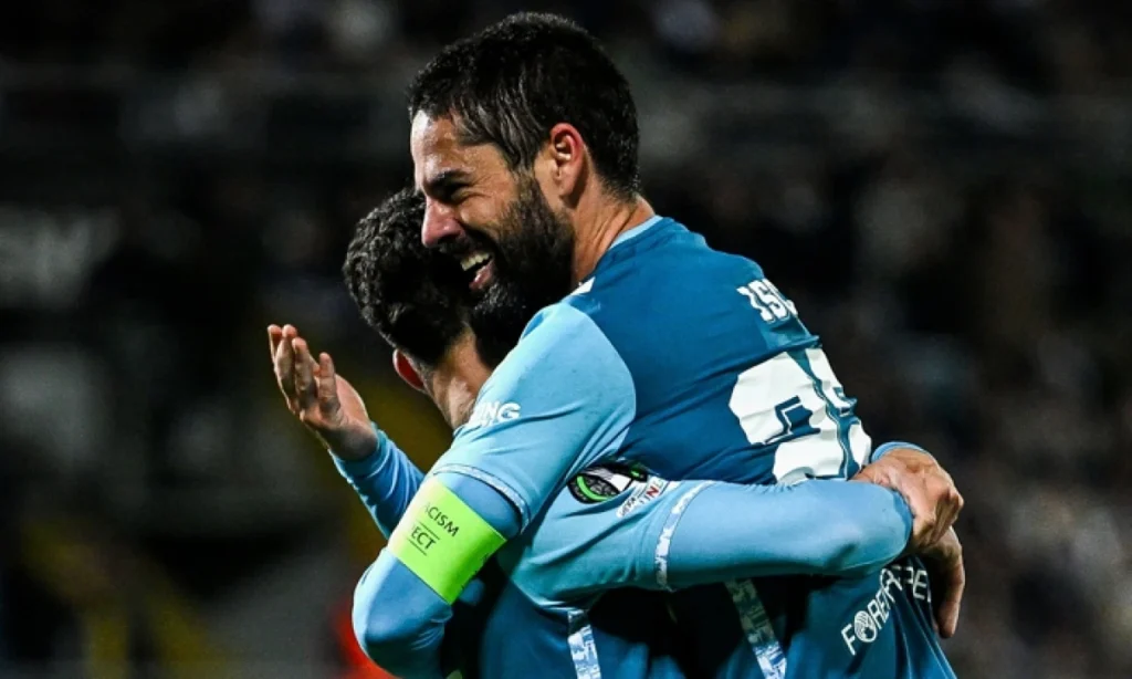 Isco finaliza cojeando el partido en Guimaraes por un golpe.