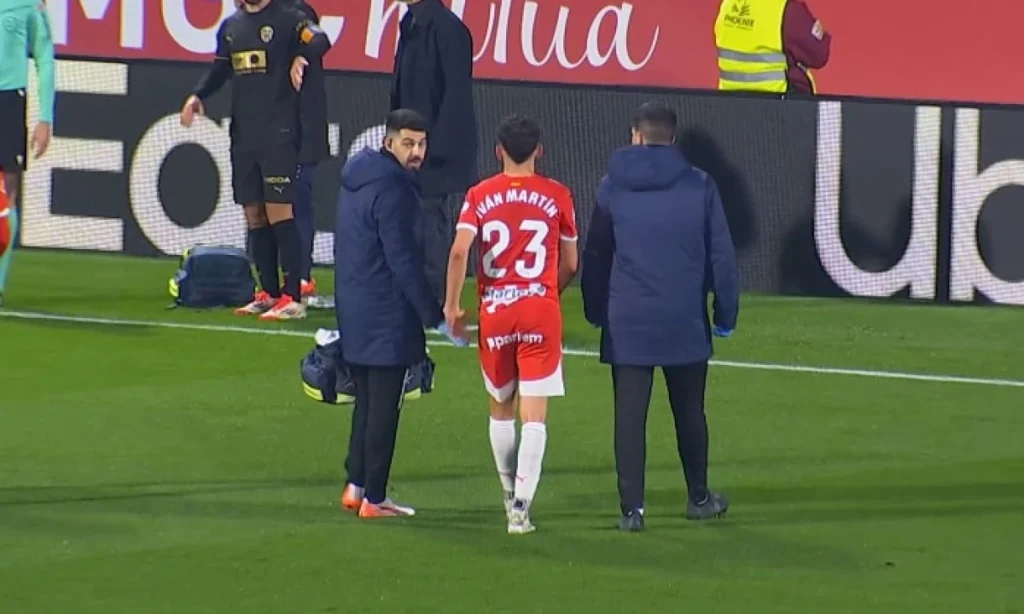Iván Martín abandona el duelo ante el Valencia por molestias musculares