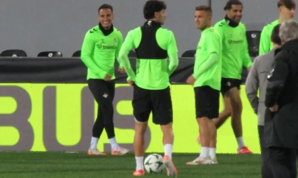 Johnny Cardoso se presenta en Guimaraes con el pie vendado