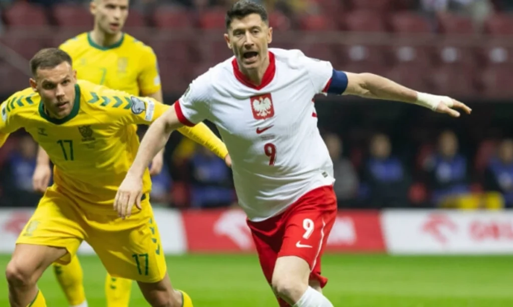 Lewandowski sale con molestias tras el partido de Polonia