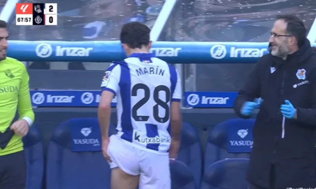 Pablo Marín abandona el partido por lesión en el muslo