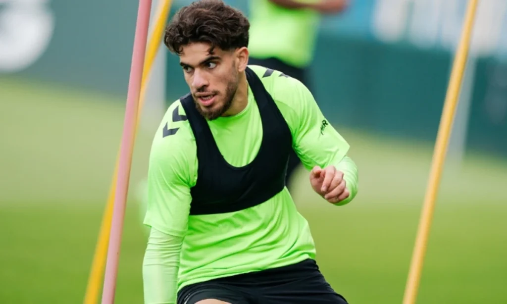 Abde se une al equipo mientras Pellegrini evalúa a Llorente