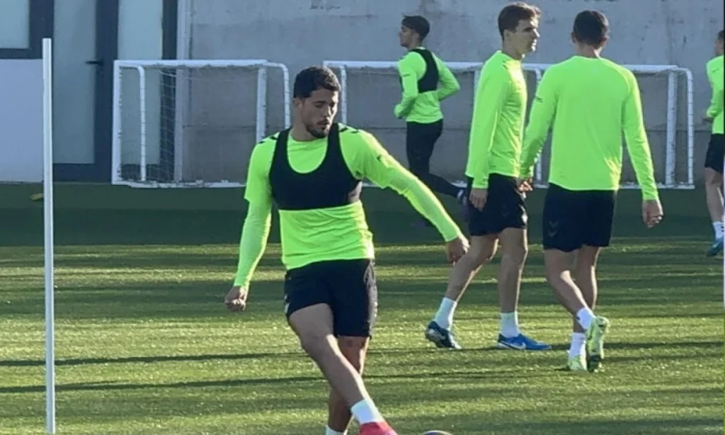 Cuatro jugadores entrenan al margen del grupo esta semana