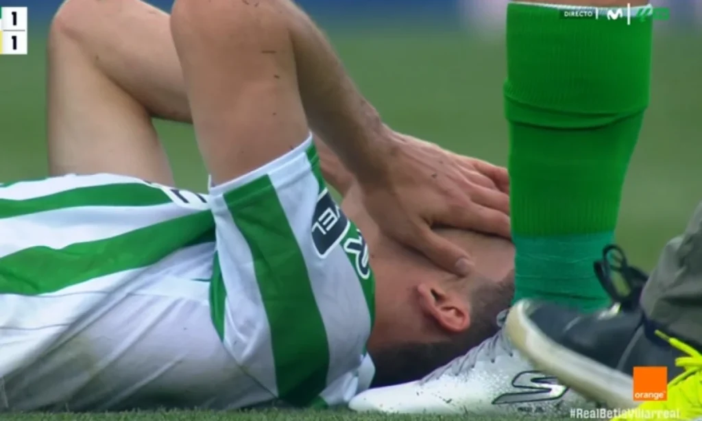 Diego Llorente se ve obligado a abandonar el campo por lesión