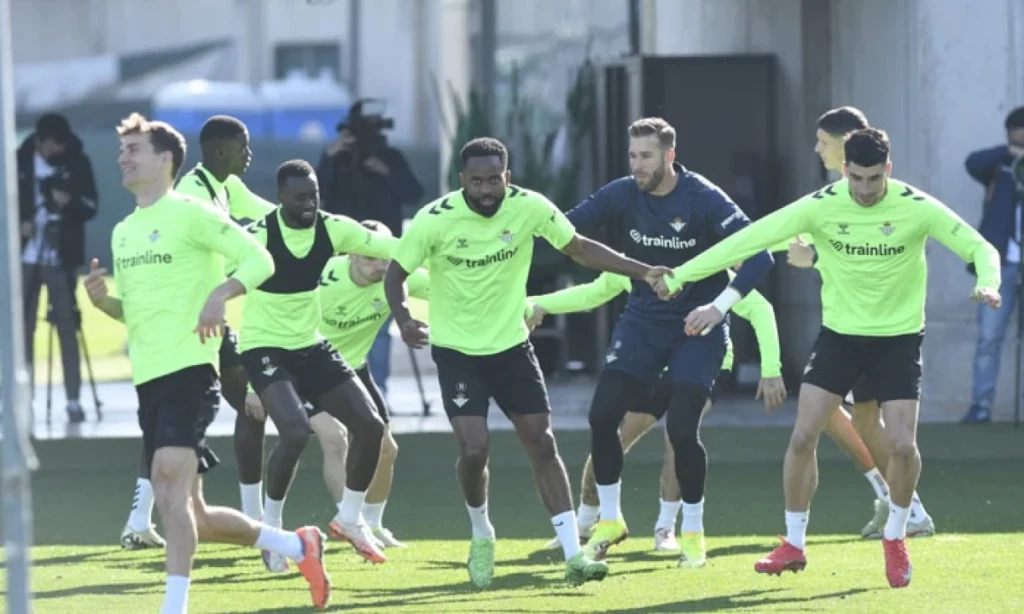 El Betis regresa a los entrenos con novedades y ausencias