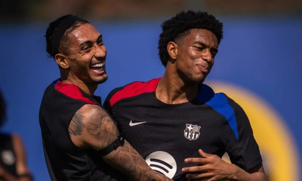 Flick reúne a los titulares en un rondo previo al duelo contra el Dortmund
