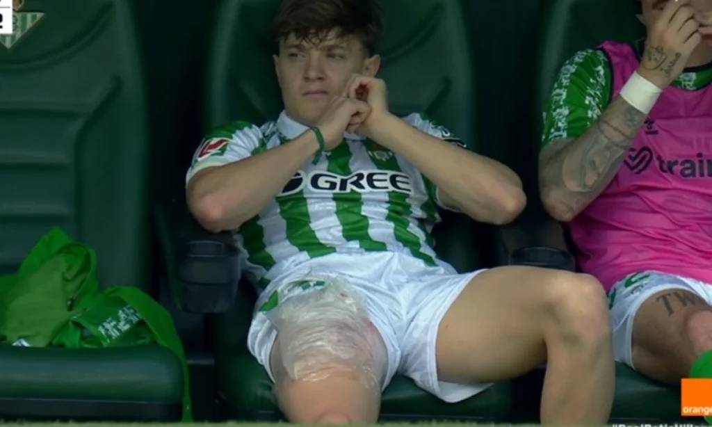 Jesús sufre un golpe y termina con hielo en el muslo