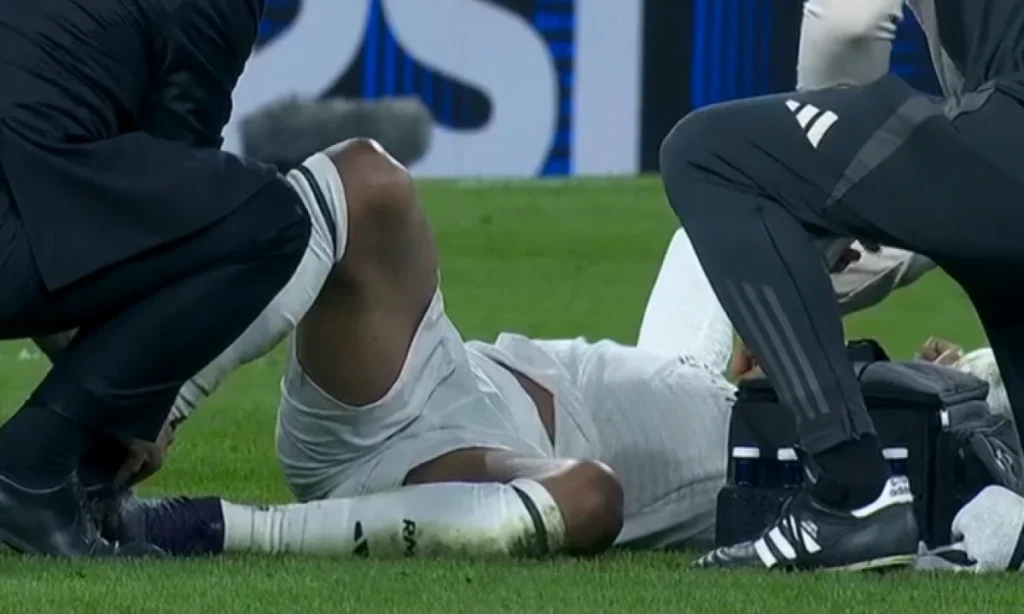Mbappé se lesiona el tobillo y abandona el partido