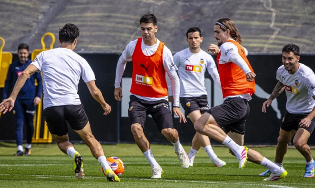 Mosquera Regresa al Trabajo en Grupo Tras Manejo de Cargas