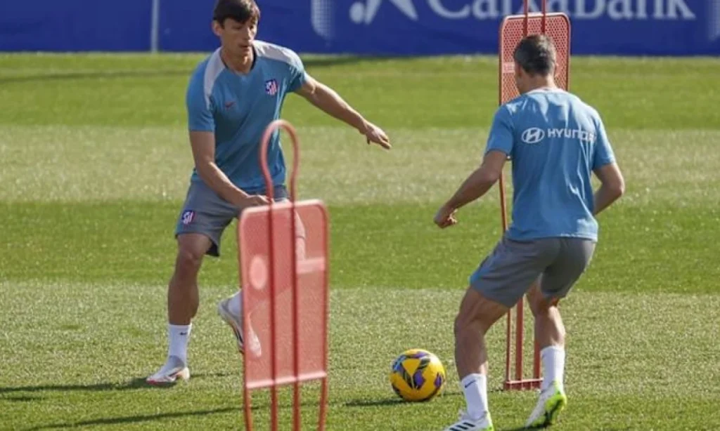 Oblak y Barrios entrenan al margen por gestión de cargas