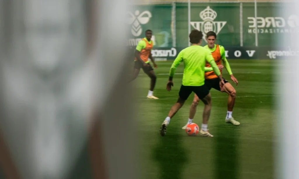 Pellegrini prueba combinaciones en entrenamiento del miércoles