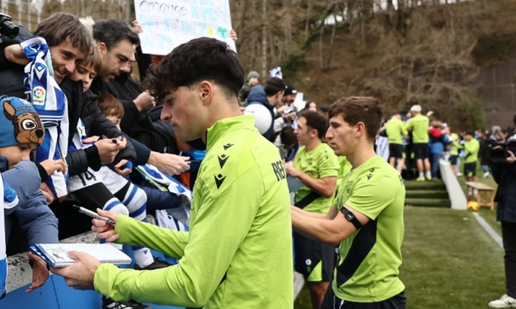 Real Sociedad en apuros: Barrenetxea fuera y Kubo se retira por precaución